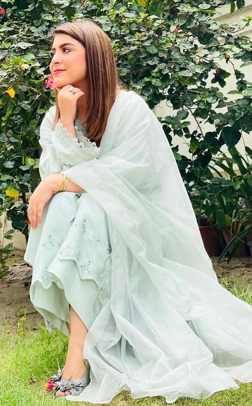 Suno To Sahi Fame Host Hina Niazi Gets Engaged