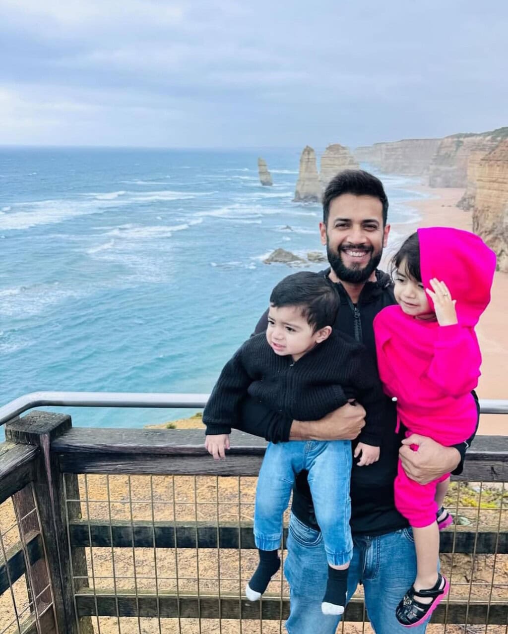 Imad Wasim Announces Divorce with Wife Sannia Ashfaq