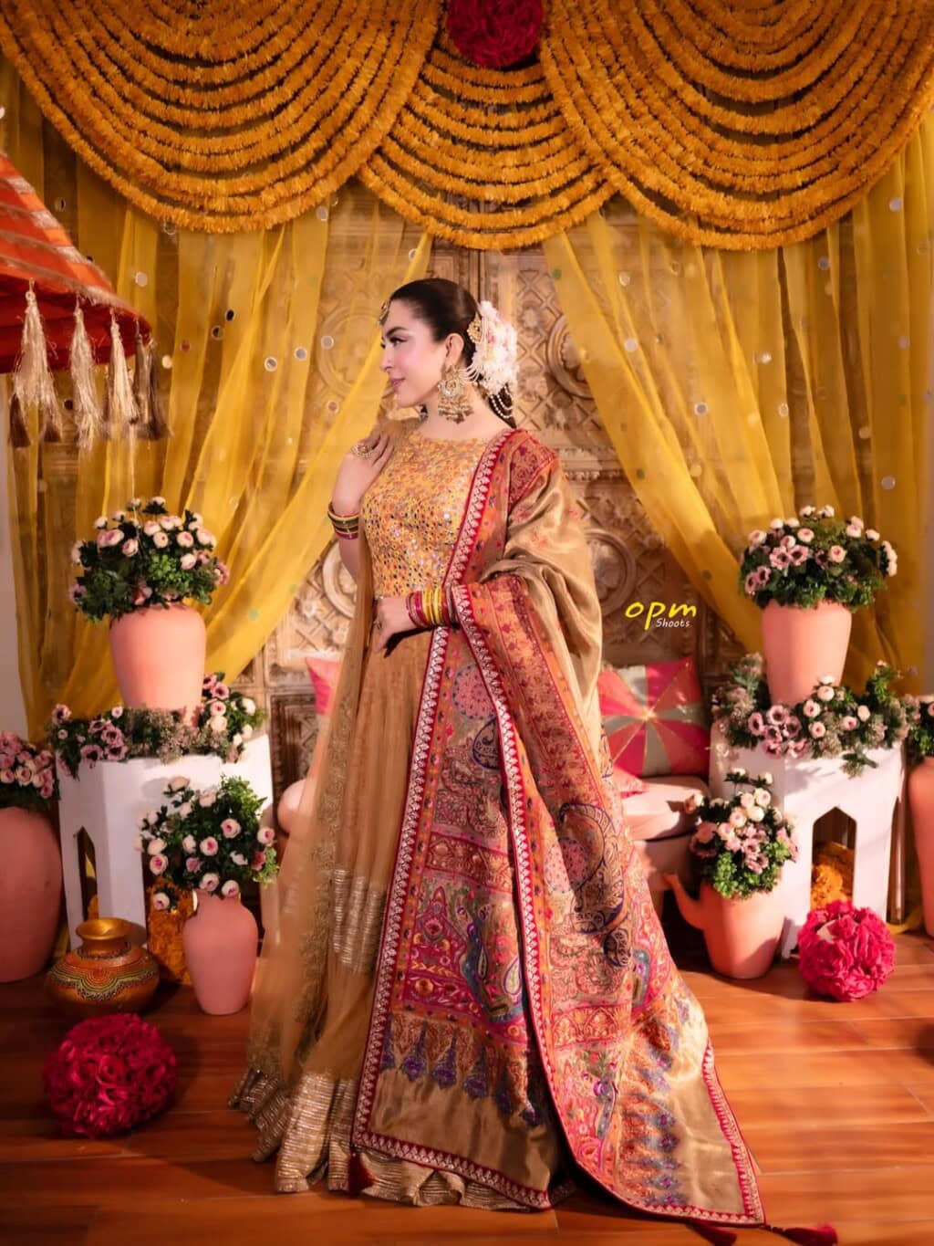 Hina Niazi Beautiful Pictures From Her Mehndi Lagayi Wedding Event
