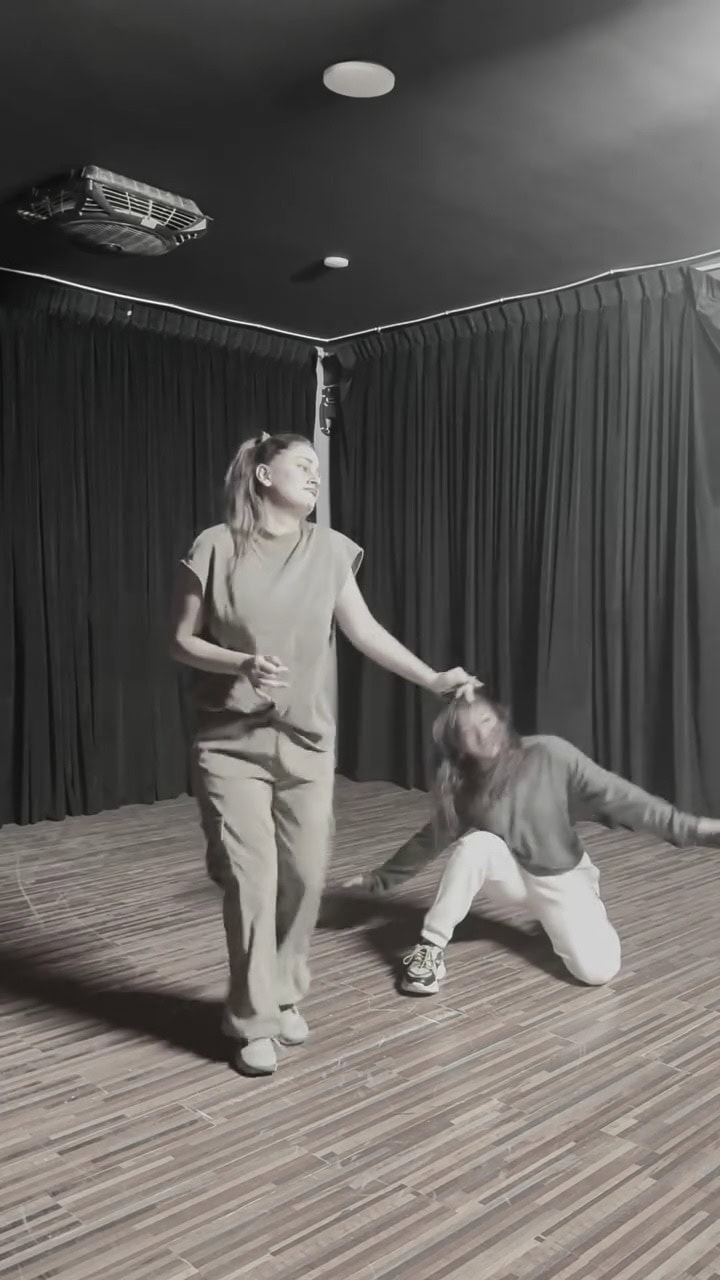 Kubra Khan’s Dance Moves Win Public Approval
