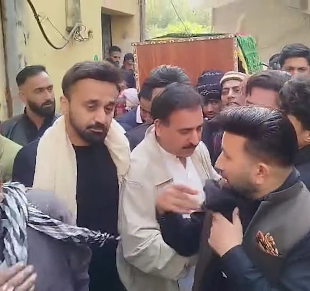 Waseem Badami & Iqrar Ul Hassan In Tears On Raja Matloob Funeral