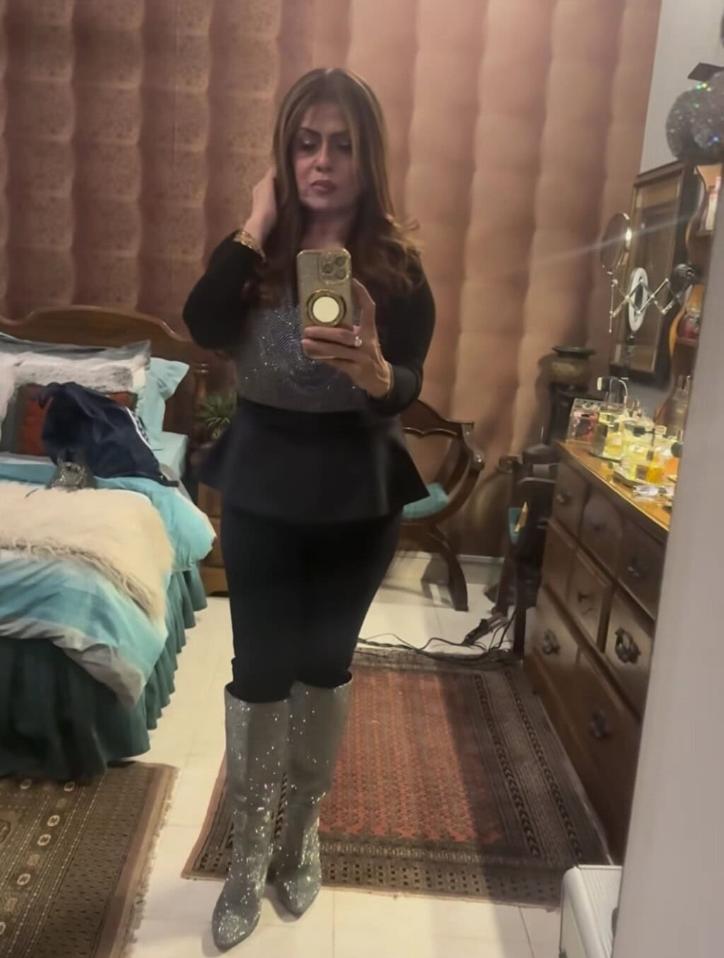 Amber Khan’s Glittery New Year Look Draws Hilarious Reactions