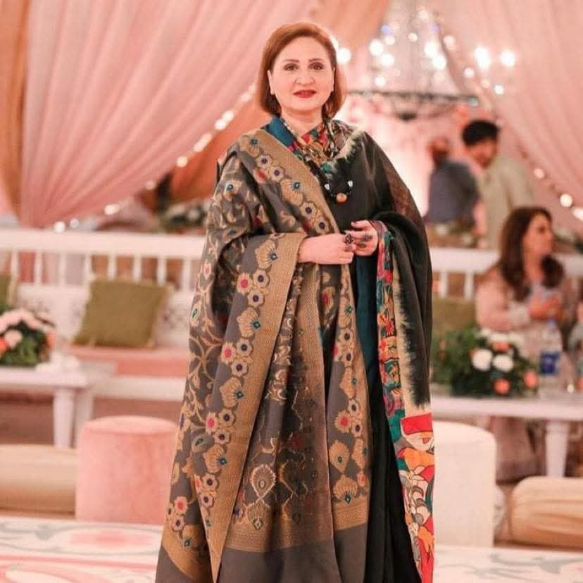 Asma Abbas Slams Social Media for Scandalizing Bushra Ansari & Feroze Khan