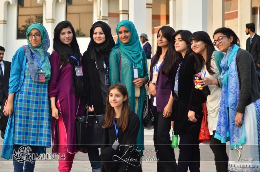 Hania Aamir’s Cousin Reveals Reality of Her Dimpleplasty