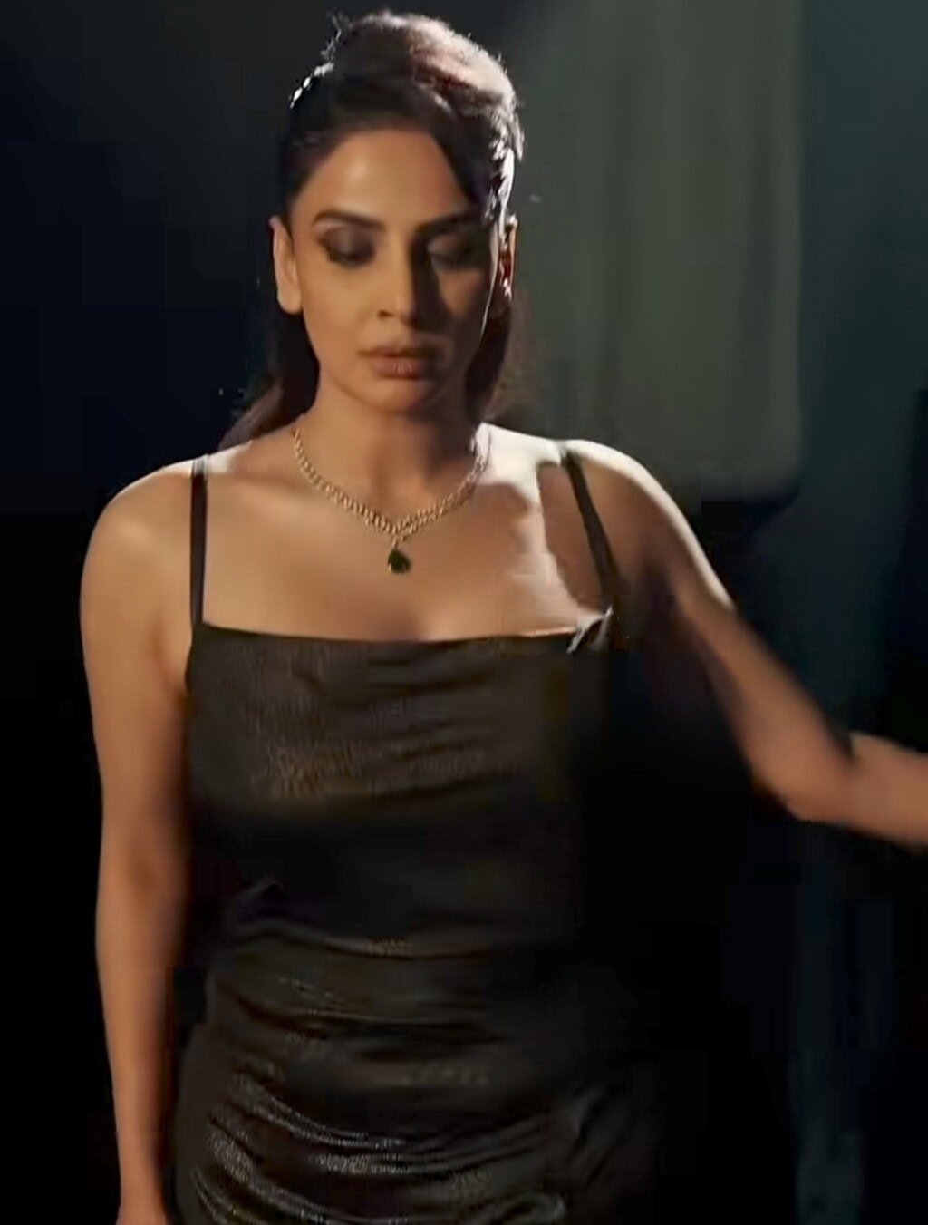 Saba Qamar’s Boldness in Muamma & Latest Photoshoot Severely Criticized