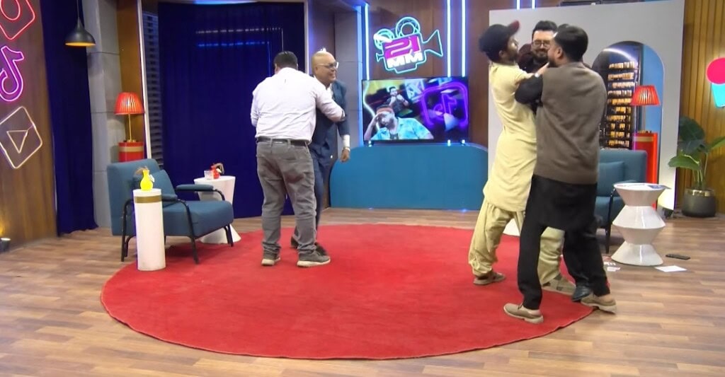 Comedian Wali Sheikh Humiliation & Fight in Live Show