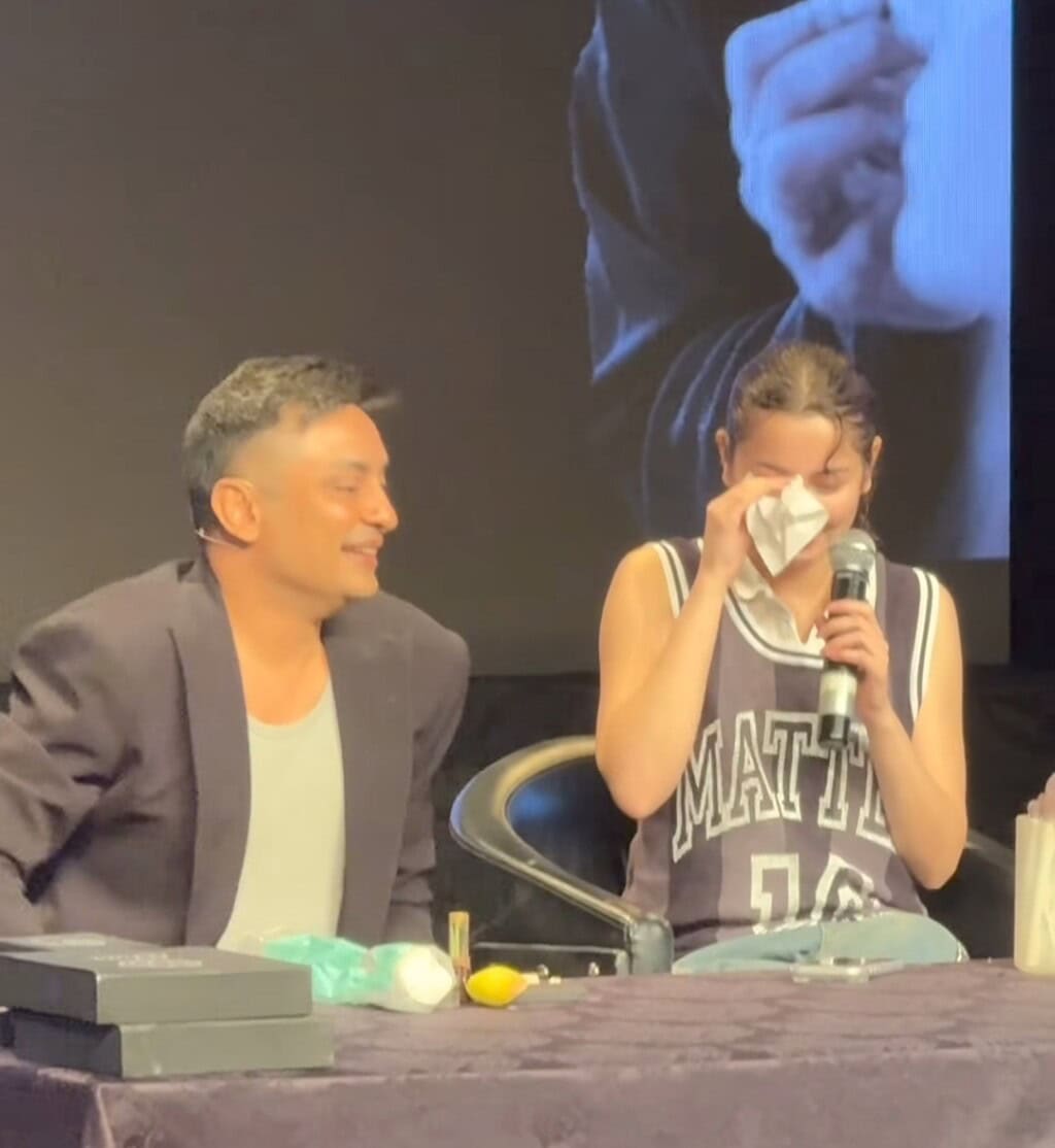 Hania Aamir Cries During A Show