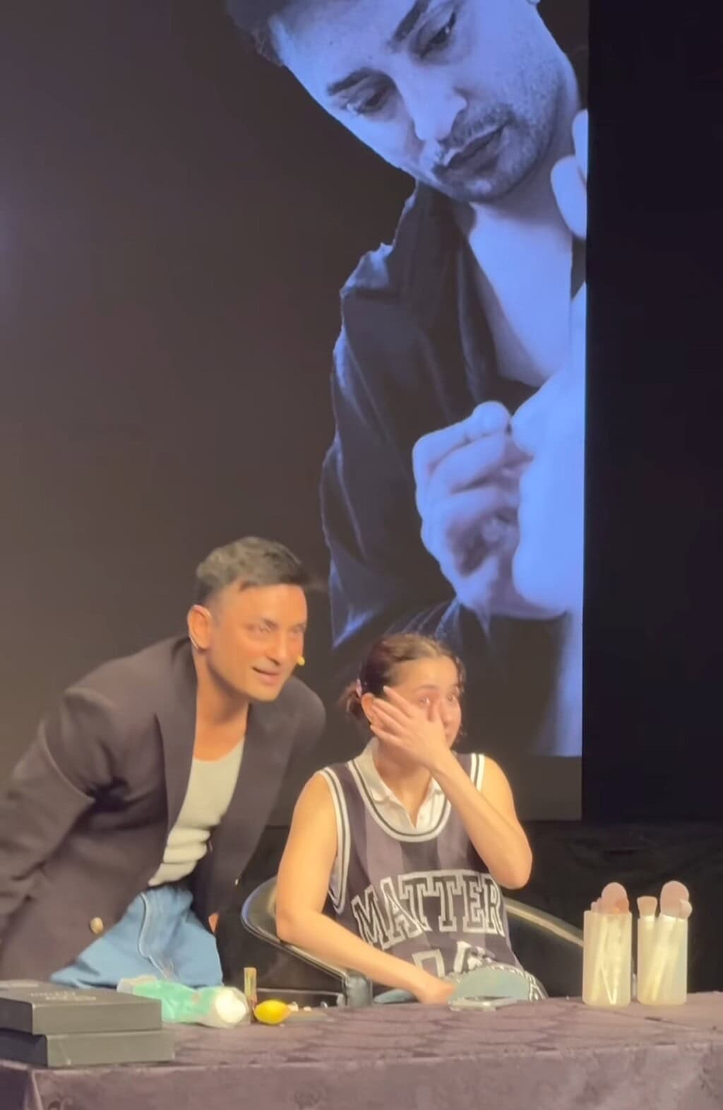 Hania Aamir Cries During A Show