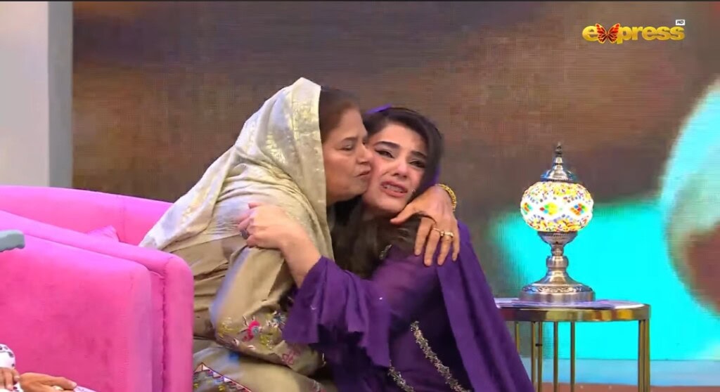 Javeria Saud’s Emotional Moment with Mother gets Mixed Reactions
