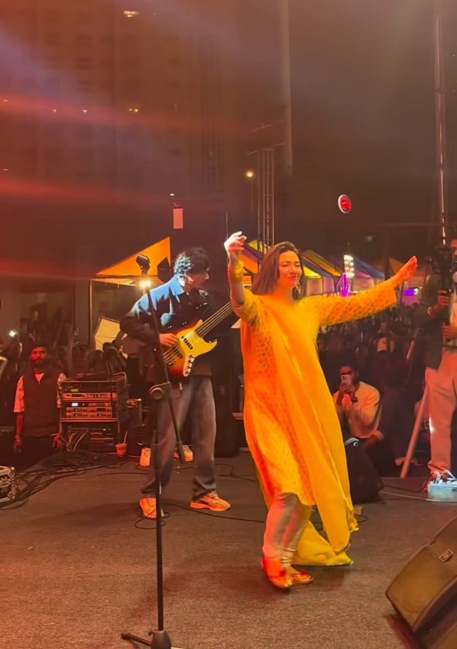 Mahira Khan’s Dance at Asim Azhar’s Concert Fails to Impress Public Mahira Khan’s Dance at Asim Azhar’s Concert Fails to Impress Public