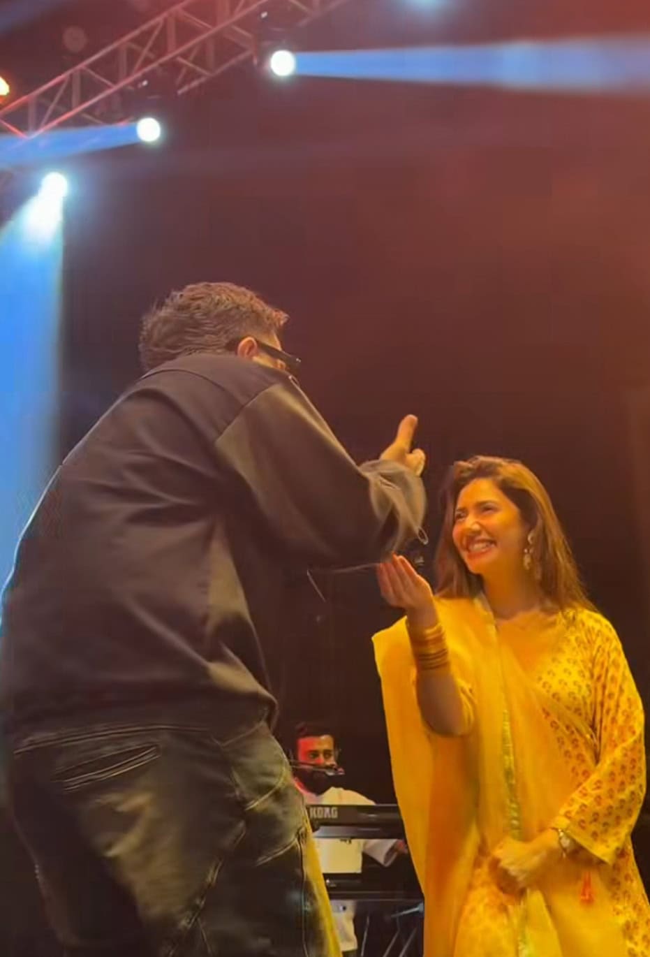 Mahira Khan’s Dance at Asim Azhar’s Concert Fails to Impress Public Mahira Khan’s Dance at Asim Azhar’s Concert Fails to Impress Public