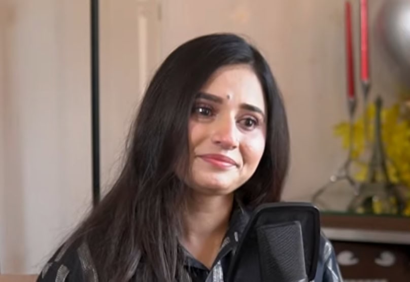 Host Ukasha Gul Cries While Sharing Personal Details