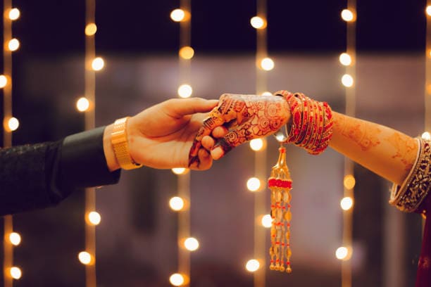 Young Couple’s Kissing Pose Ignites Social Media