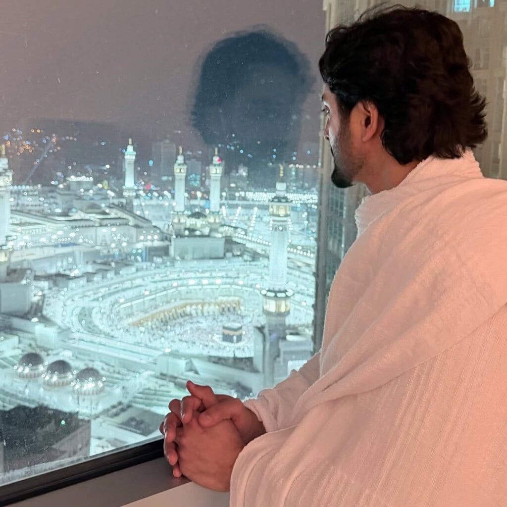 Danish Taimoor & Ayeza Khan Umrah Pictures