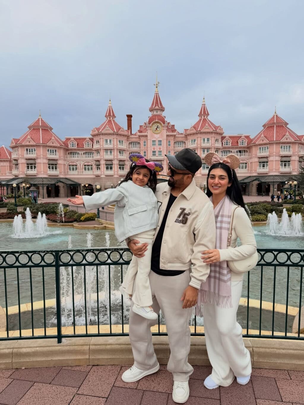 Sarah Khan & Falak Shabir Take Alyana To Disneyland
