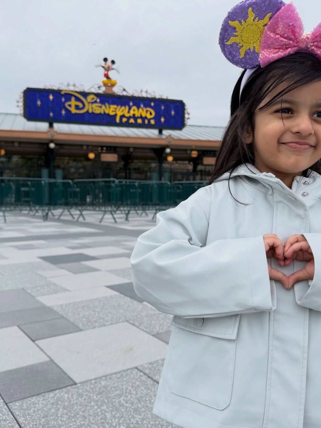 Sarah Khan & Falak Shabir Take Alyana To Disneyland