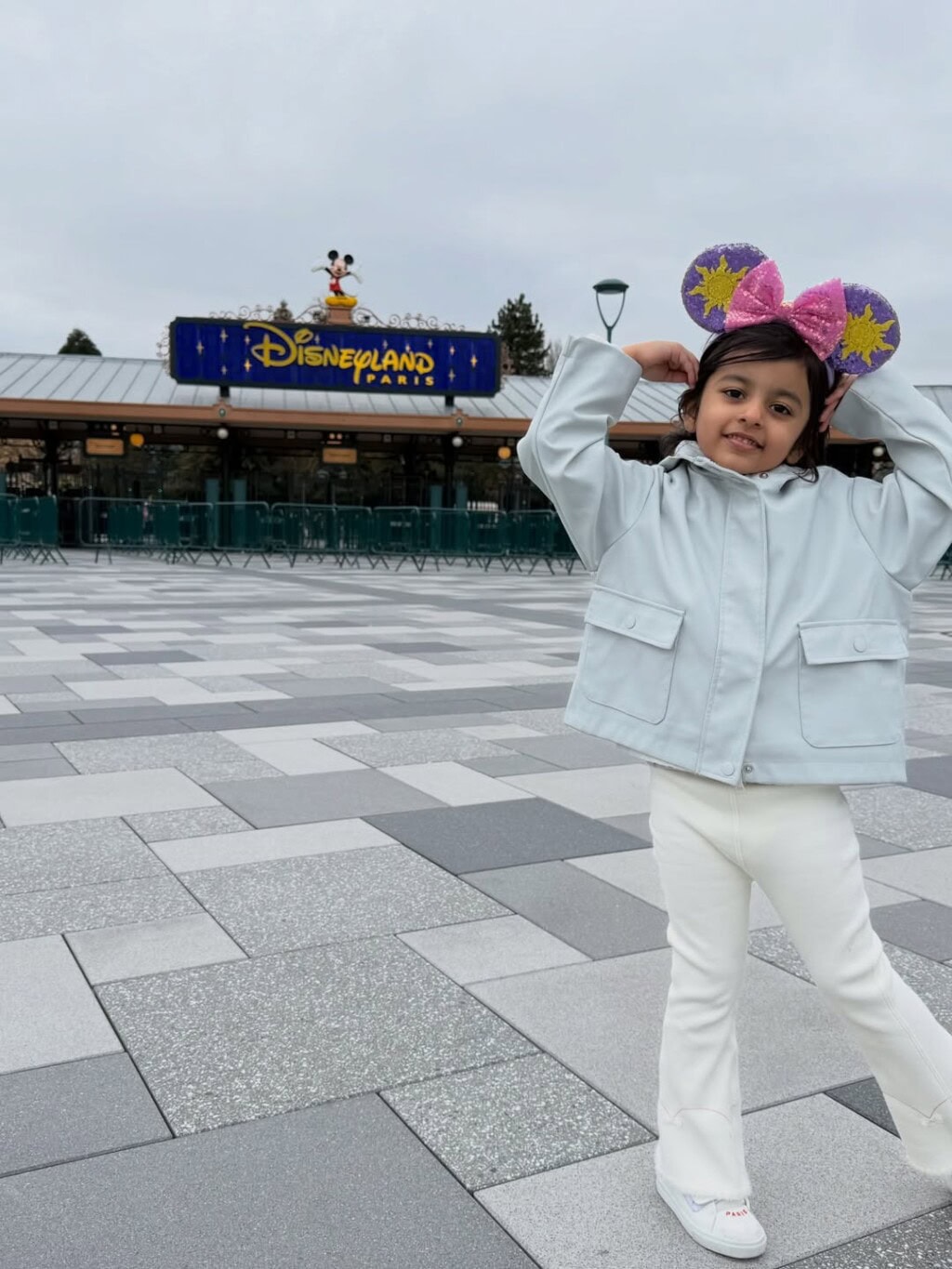 Sarah Khan & Falak Shabir Take Alyana To Disneyland