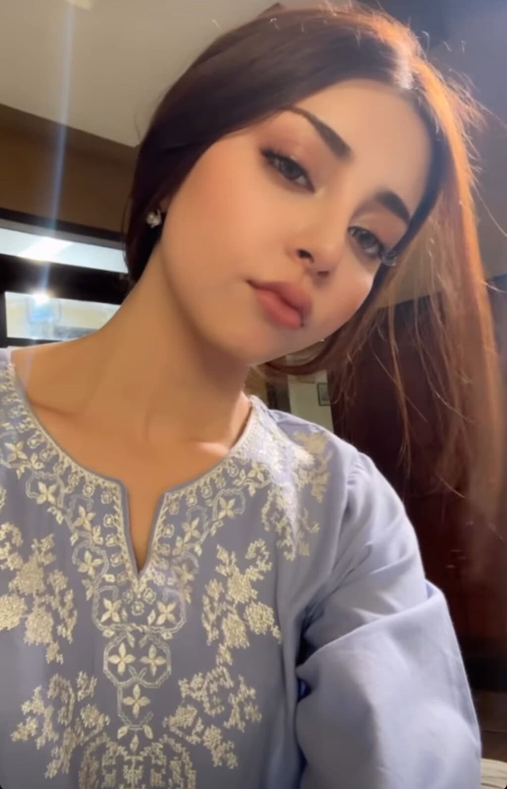 Alizeh Shah Renders Her Support To Aina Asif