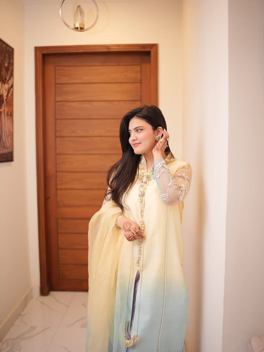 Iqra Kanwal Eid Pictures with Family