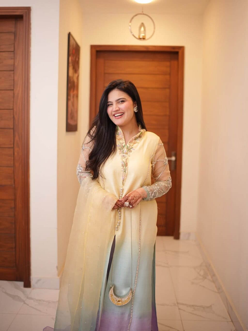 Iqra Kanwal Eid Pictures with Family