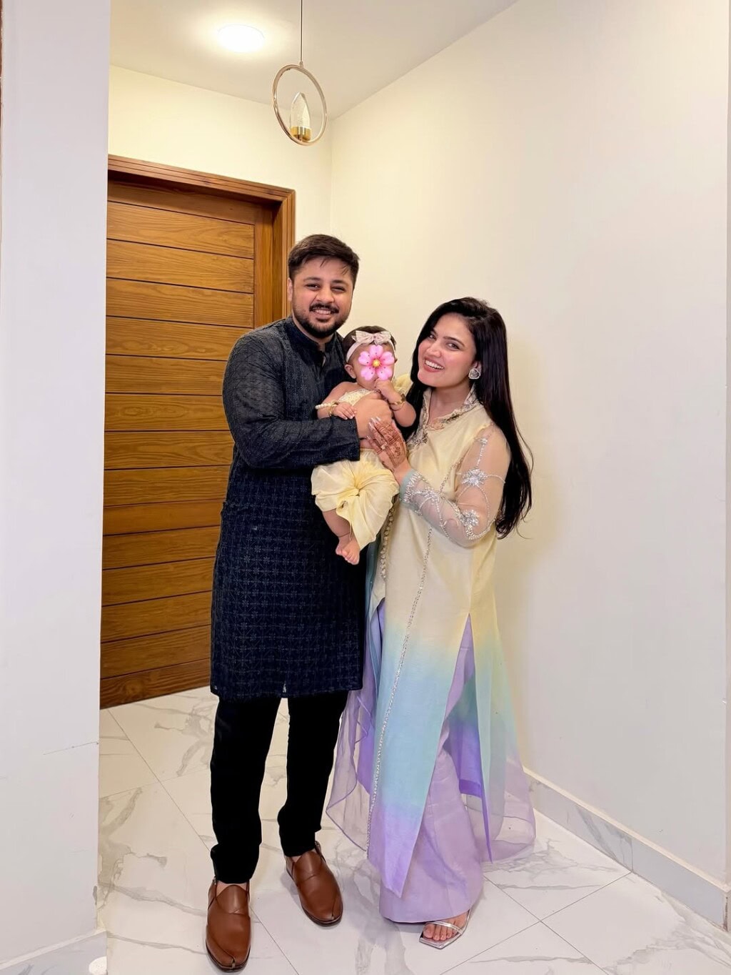 Iqra Kanwal Eid Pictures with Family