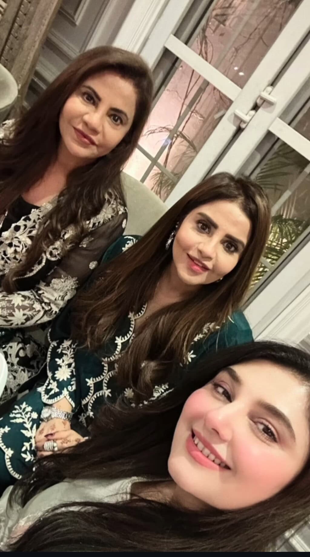 Javeria Saud Clicks with Family from Eid Party