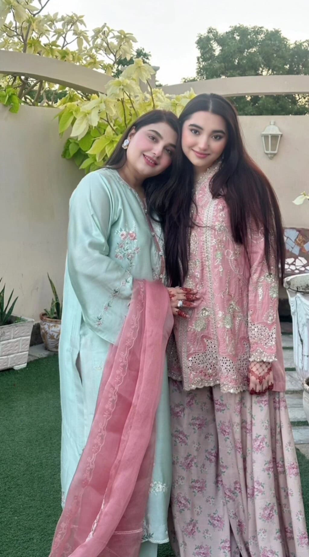 Javeria Saud Clicks with Family from Eid Party