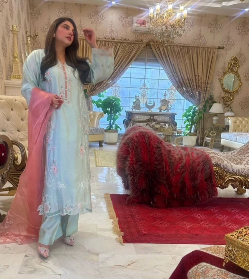 Javeria Saud Clicks with Family from Eid Party