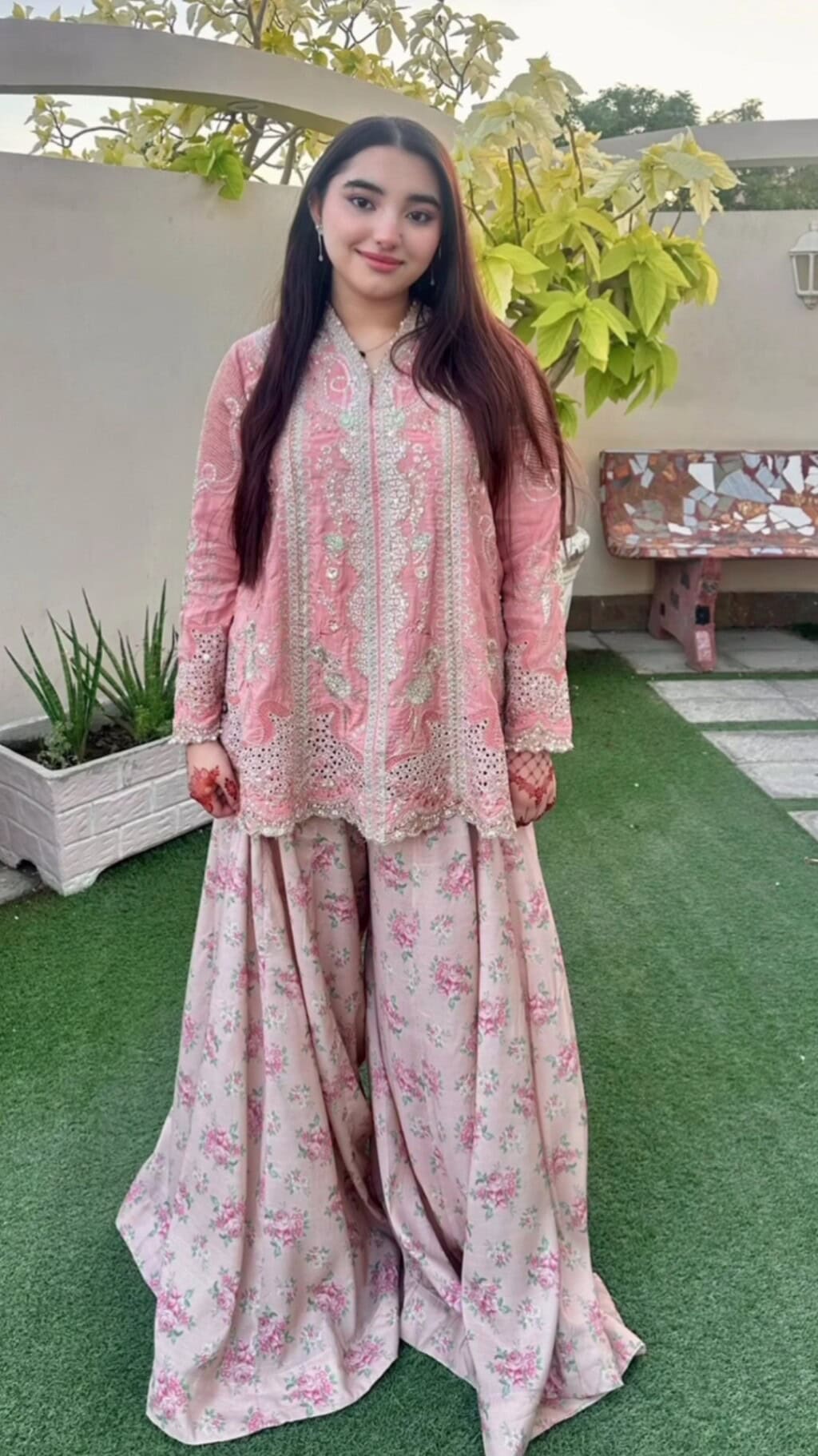 Javeria Saud Clicks with Family from Eid Party