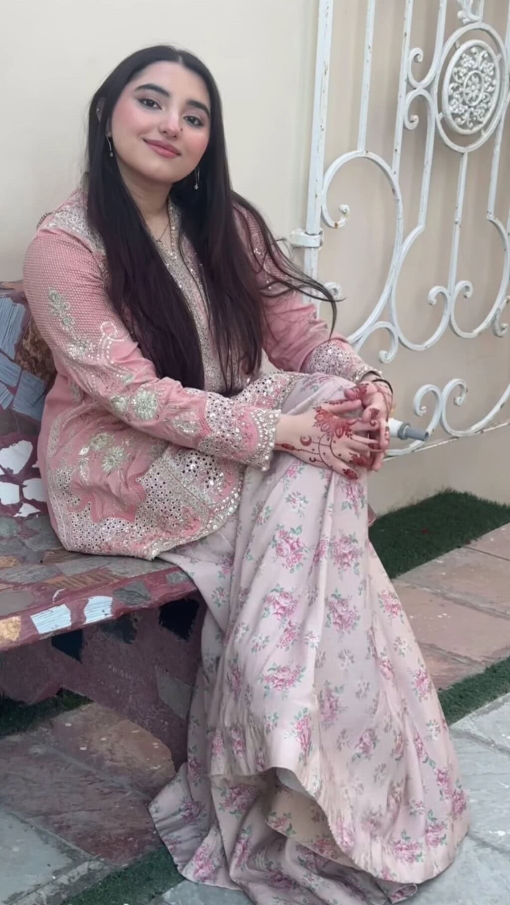 Javeria Saud Clicks with Family from Eid Party