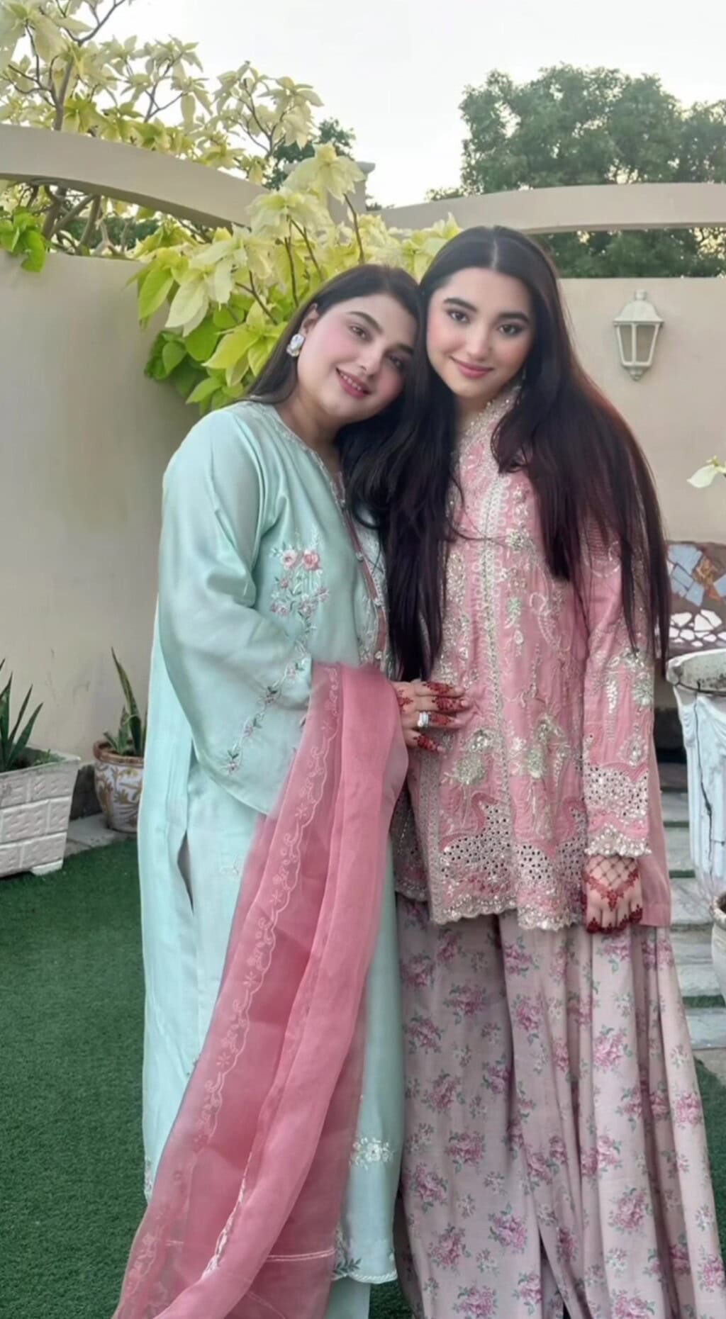 Javeria Saud Clicks with Family from Eid Party