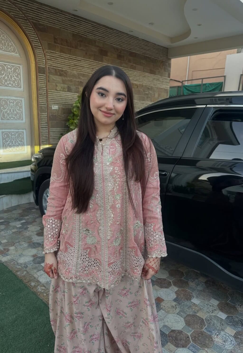 Javeria Saud Clicks with Family from Eid Party