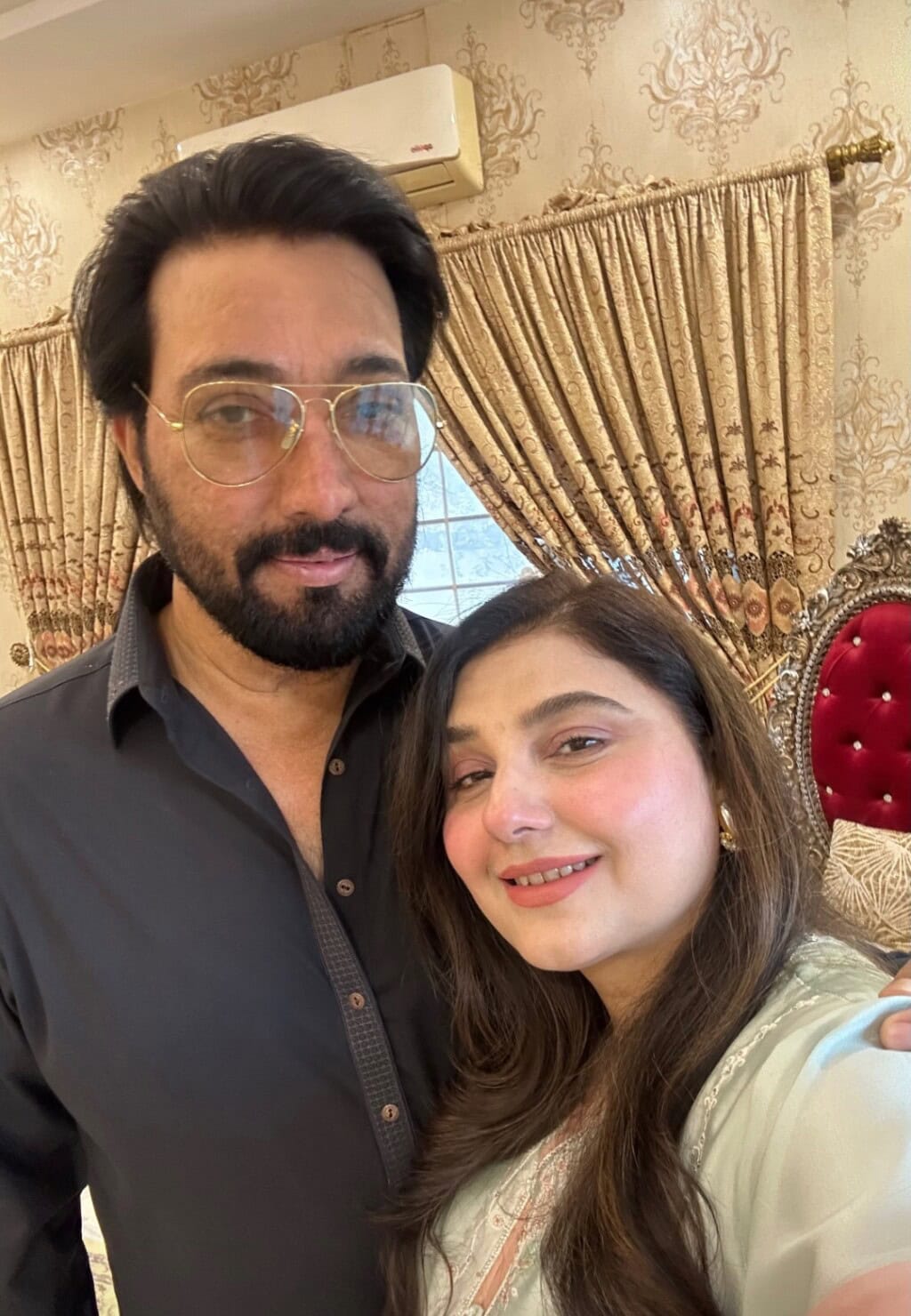 Javeria Saud Clicks with Family from Eid Party