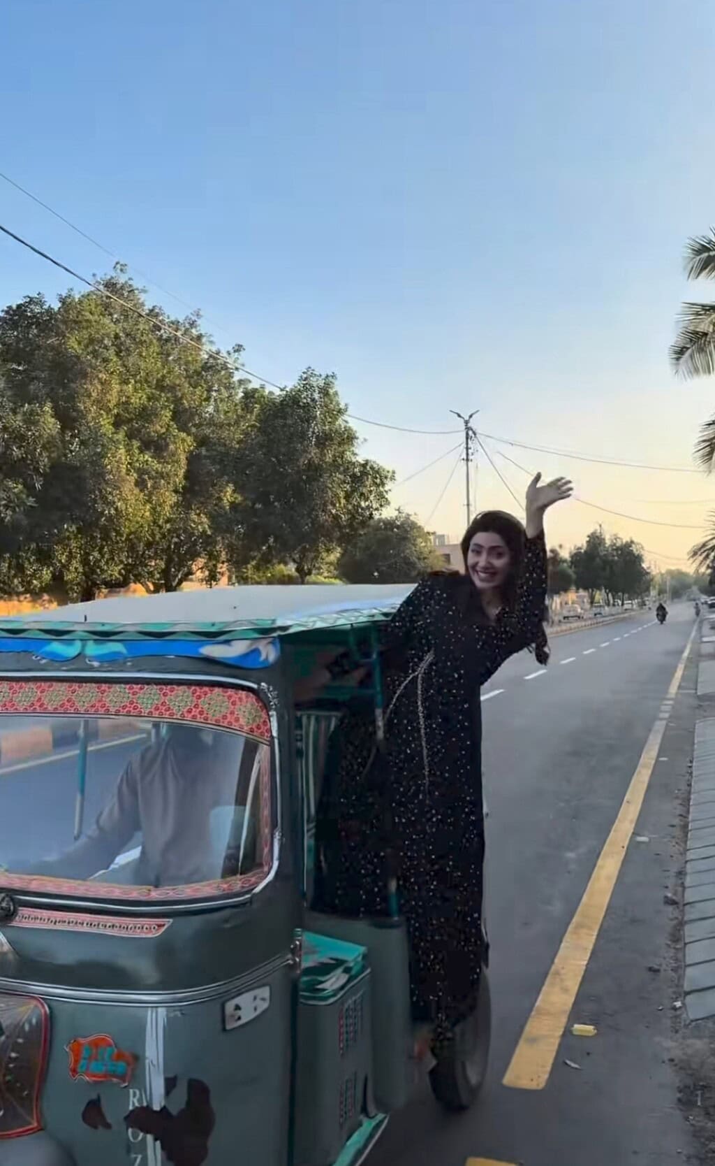 Mahira Khan’s Rickshaw Ride to Jeeto Pakistan
