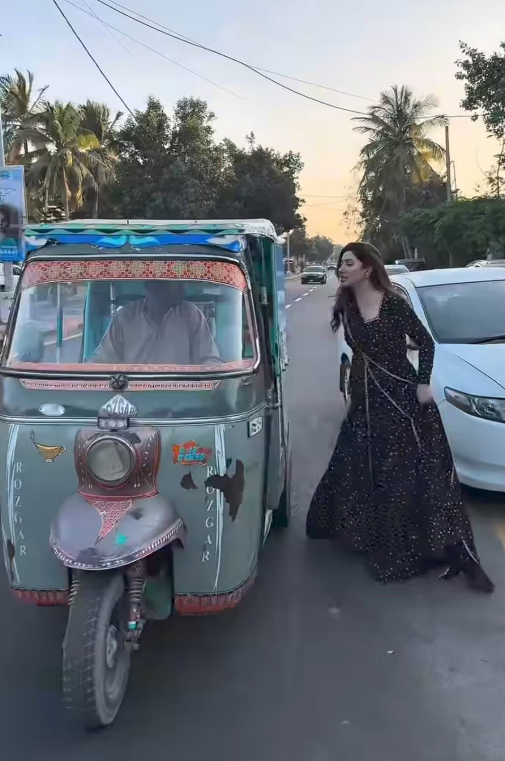 Mahira Khan’s Rickshaw Ride to Jeeto Pakistan