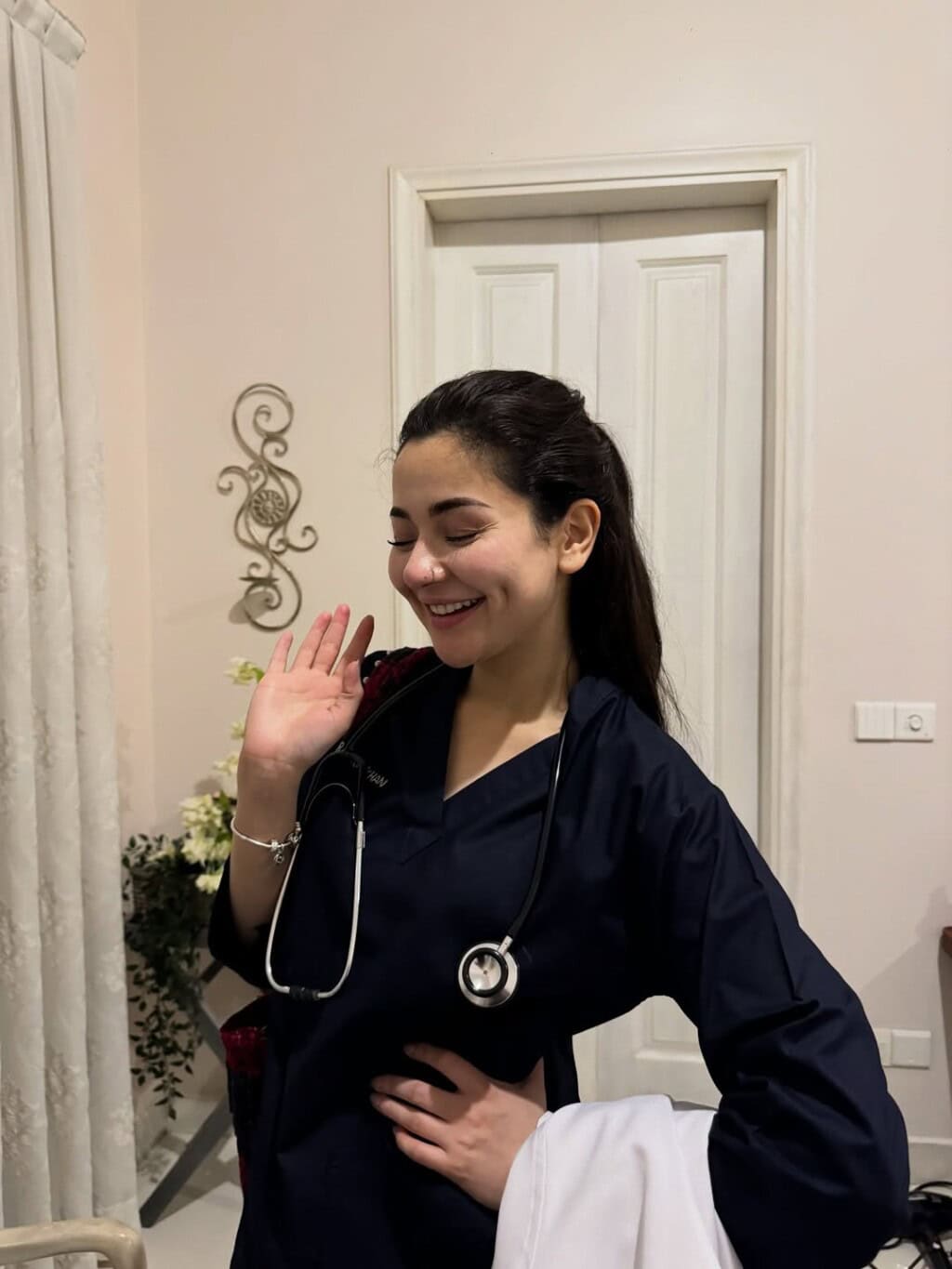 Hania Aamir Bids Farewell To Meri Zindagi Hai Tu with Memorable BTS
