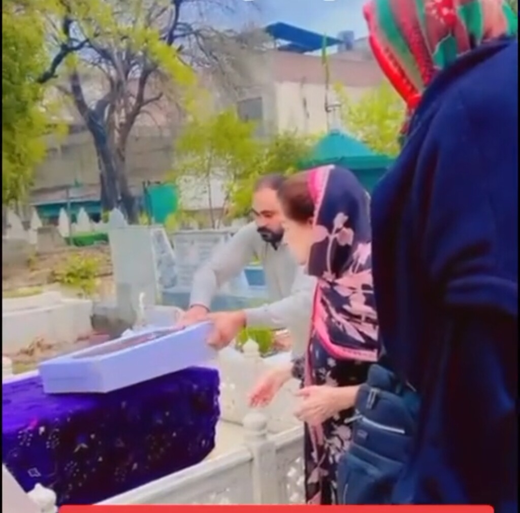 Former Film Star Zeba Ali Visits Husband's Grave Former Film Star Zeba Ali Visits Husband’s Grave
