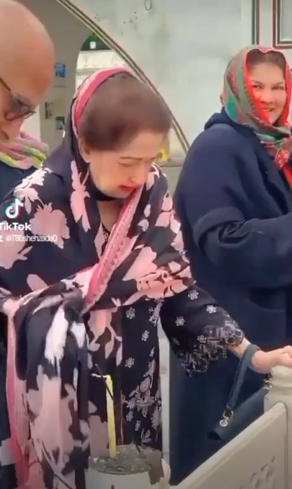 Former Film Star Zeba Ali Visits Husband's Grave Former Film Star Zeba Ali Visits Husband’s Grave
