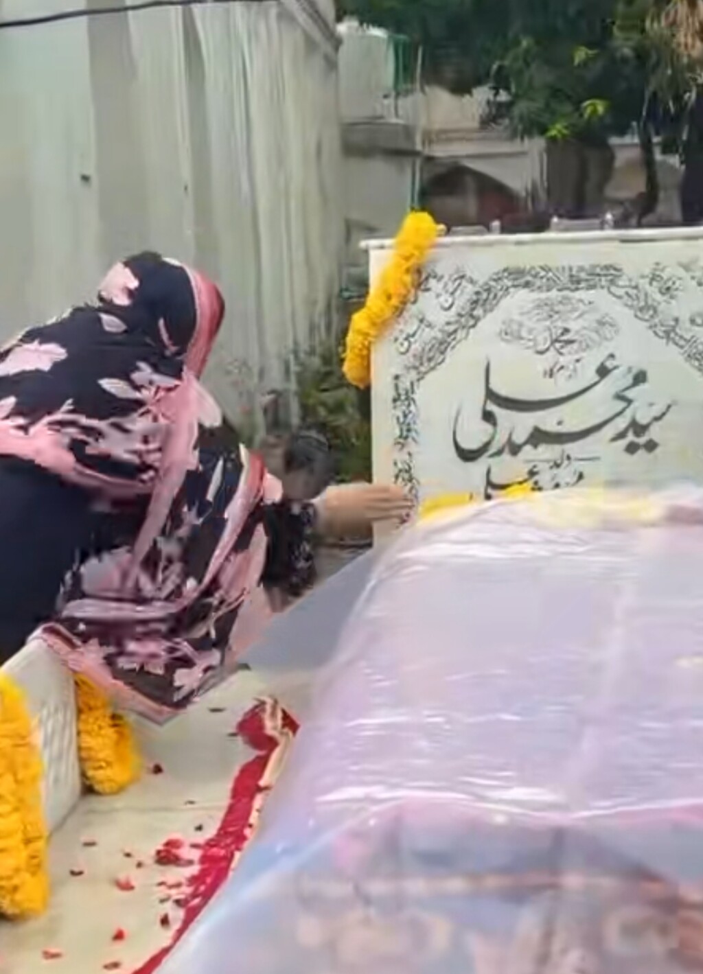 Former Film Star Zeba Ali Visits Husband's Grave Former Film Star Zeba Ali Visits Husband’s Grave
