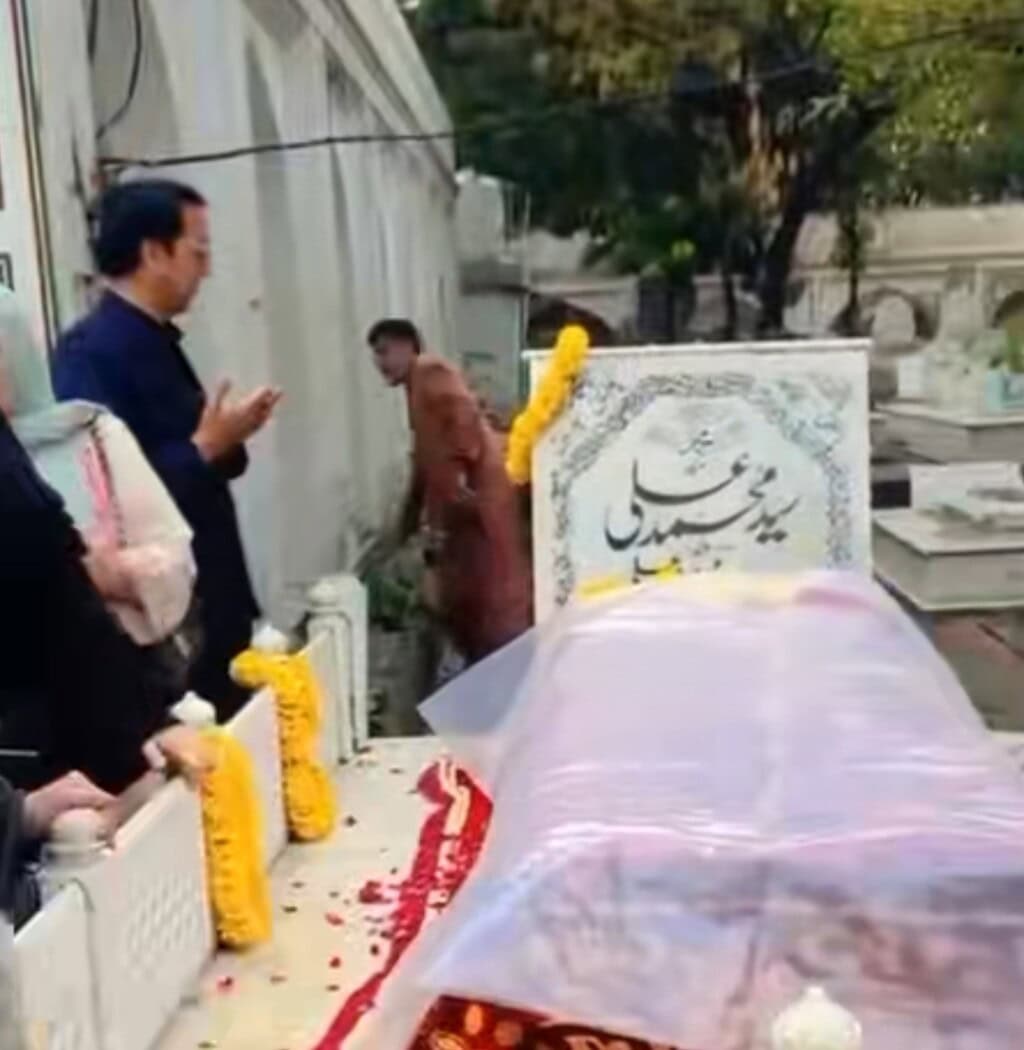 Former Film Star Zeba Ali Visits Husband's Grave Former Film Star Zeba Ali Visits Husband’s Grave