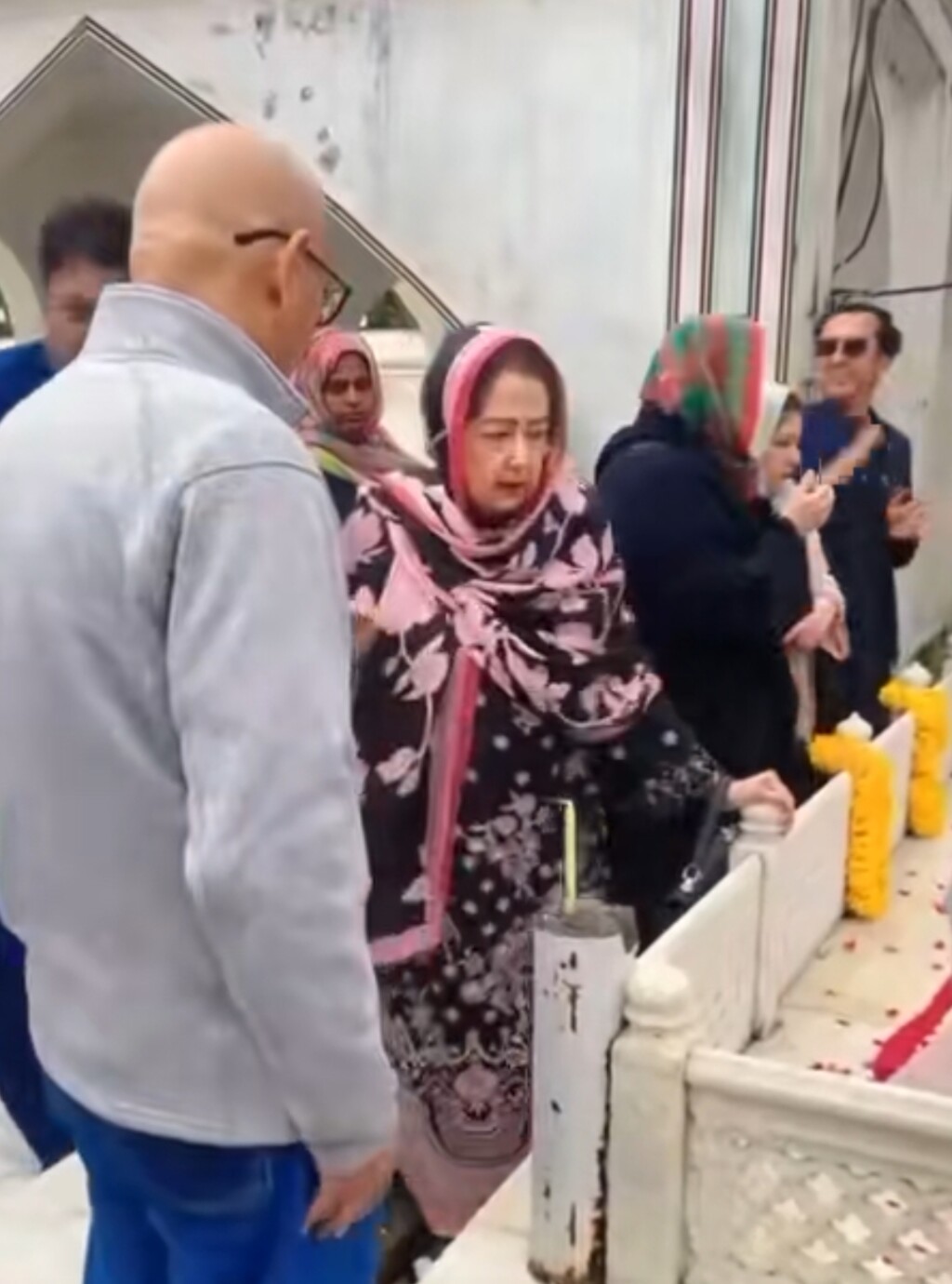 Former Film Star Zeba Ali Visits Husband's Grave Former Film Star Zeba Ali Visits Husband’s Grave