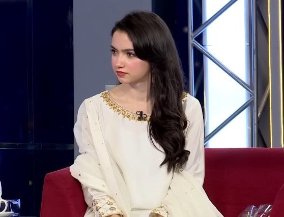Alizeh Shah Renders Her Support To Aina Asif