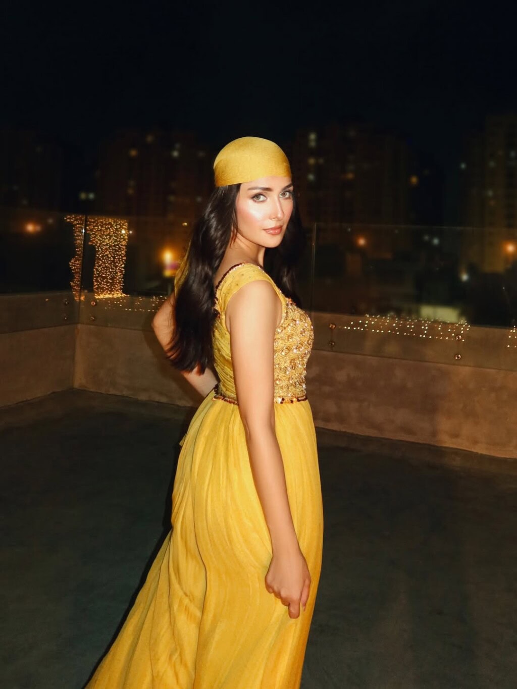 Ayeza Khan's Sleeveless Chand Raat Look Disappoints Public Ayeza Khan