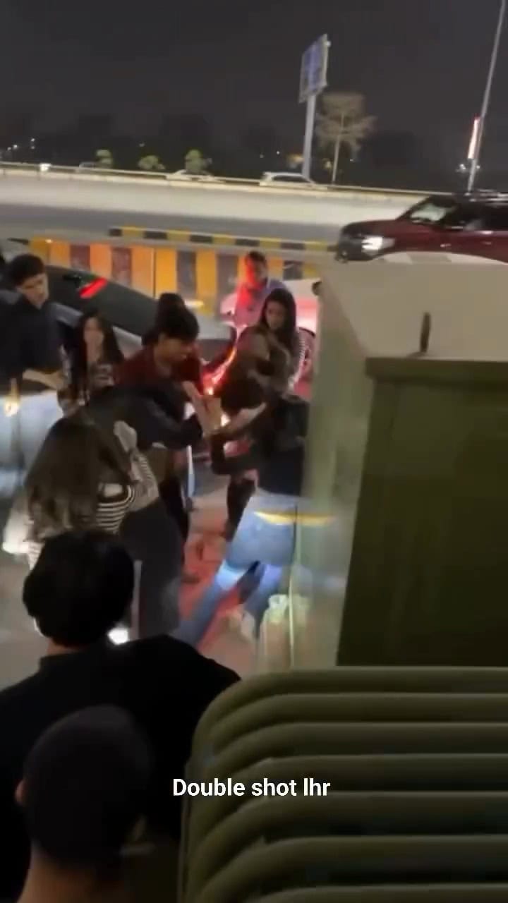 Pakistani Girls Clash outside Coffee House In Lahore