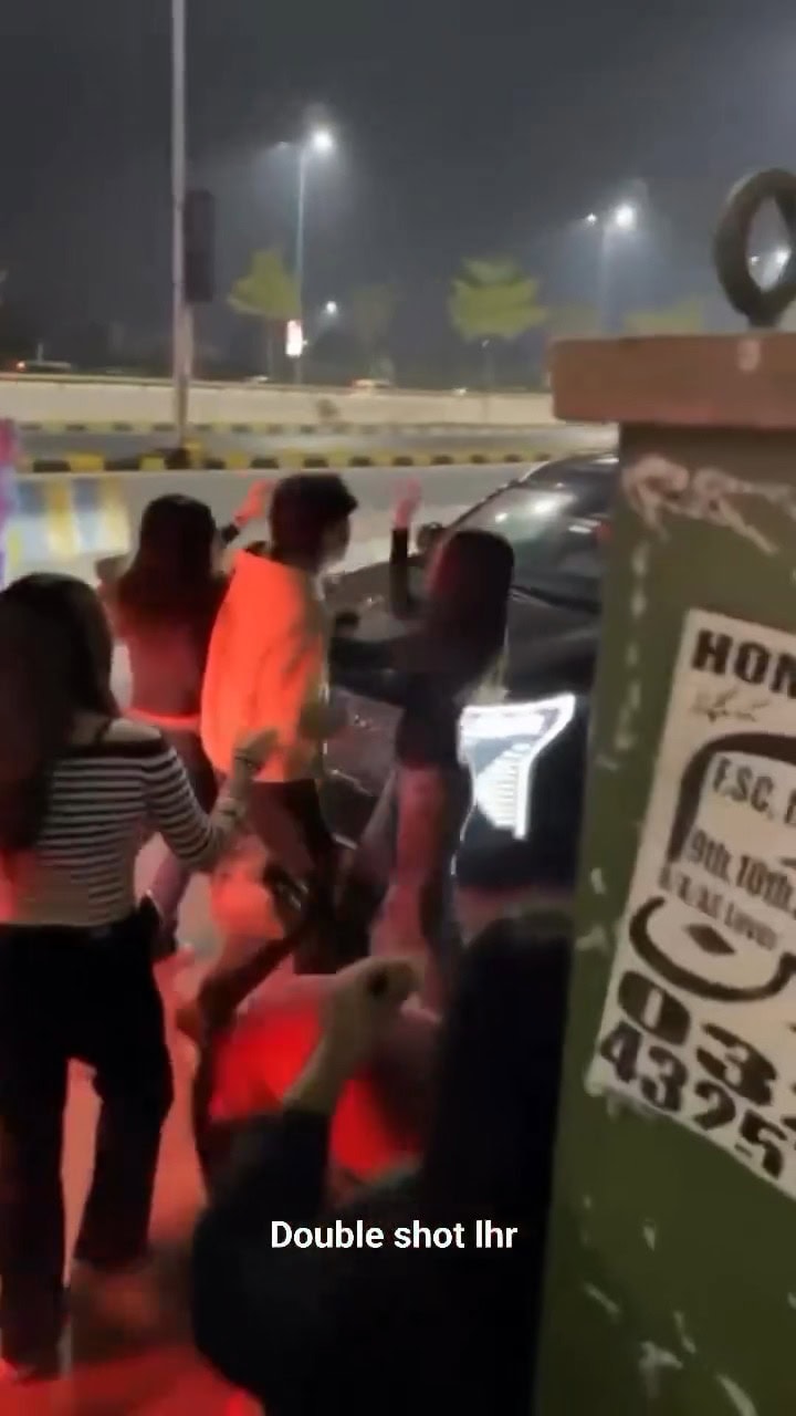 Pakistani Girls Clash outside Coffee House In Lahore