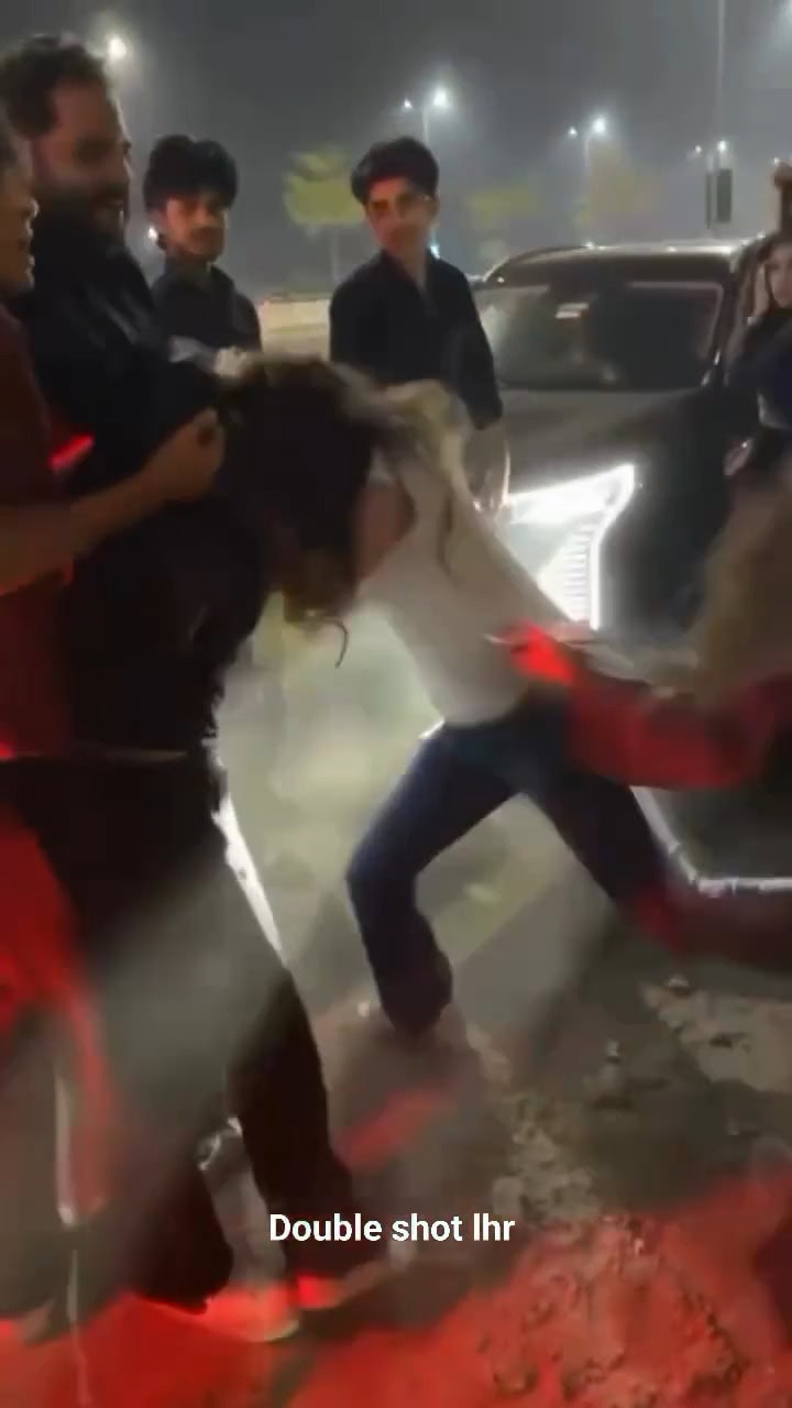 Pakistani Girls Clash outside Coffee House In Lahore