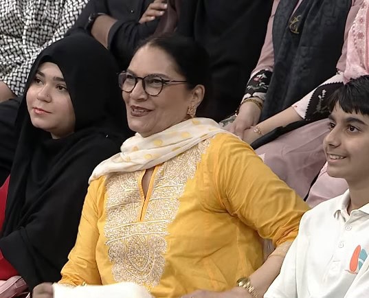 Kubra Khan’s Beautiful Gesture For Mother-In-Law In Jeeto Pakistan
