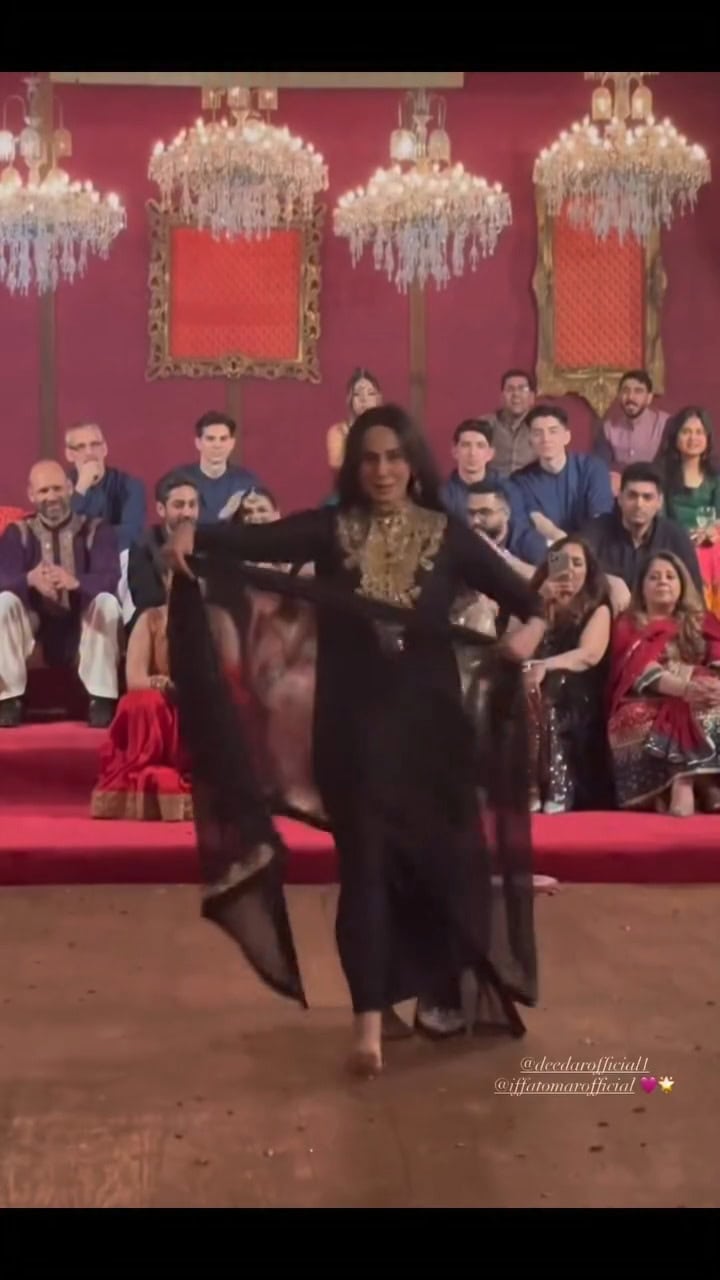 Saba Hameed & Deedar Dance At Iffat Omar Daughter’s Wedding Goes Viral