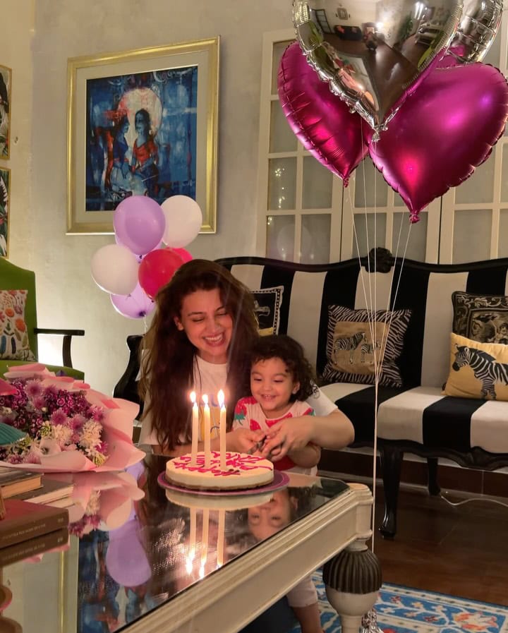 Zara Noor Abbas Sweet Birthday Celebration With Family