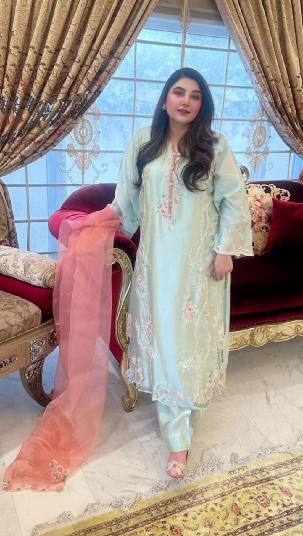 Javeria Saud In Trouble After Sharing Fake Yumna Zaidi Picture